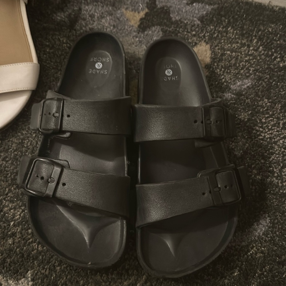 SHADE & SHORE BLACK RUBBER SANDAL SIZE 6